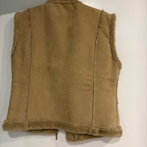 Carraig Donn vest. Fur (faux??) inside and suede (faux??) outside. Size L - Picture 3 of 6